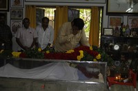 Celebrities pay tributes to Bapu Photos